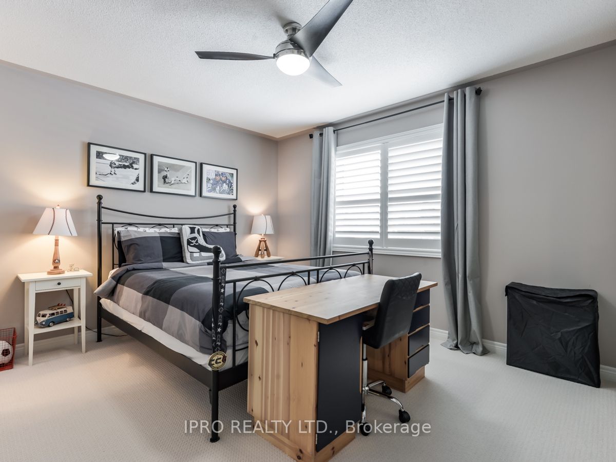 33 Donald Stewart Cres