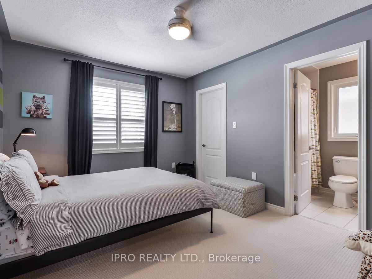 33 Donald Stewart Cres