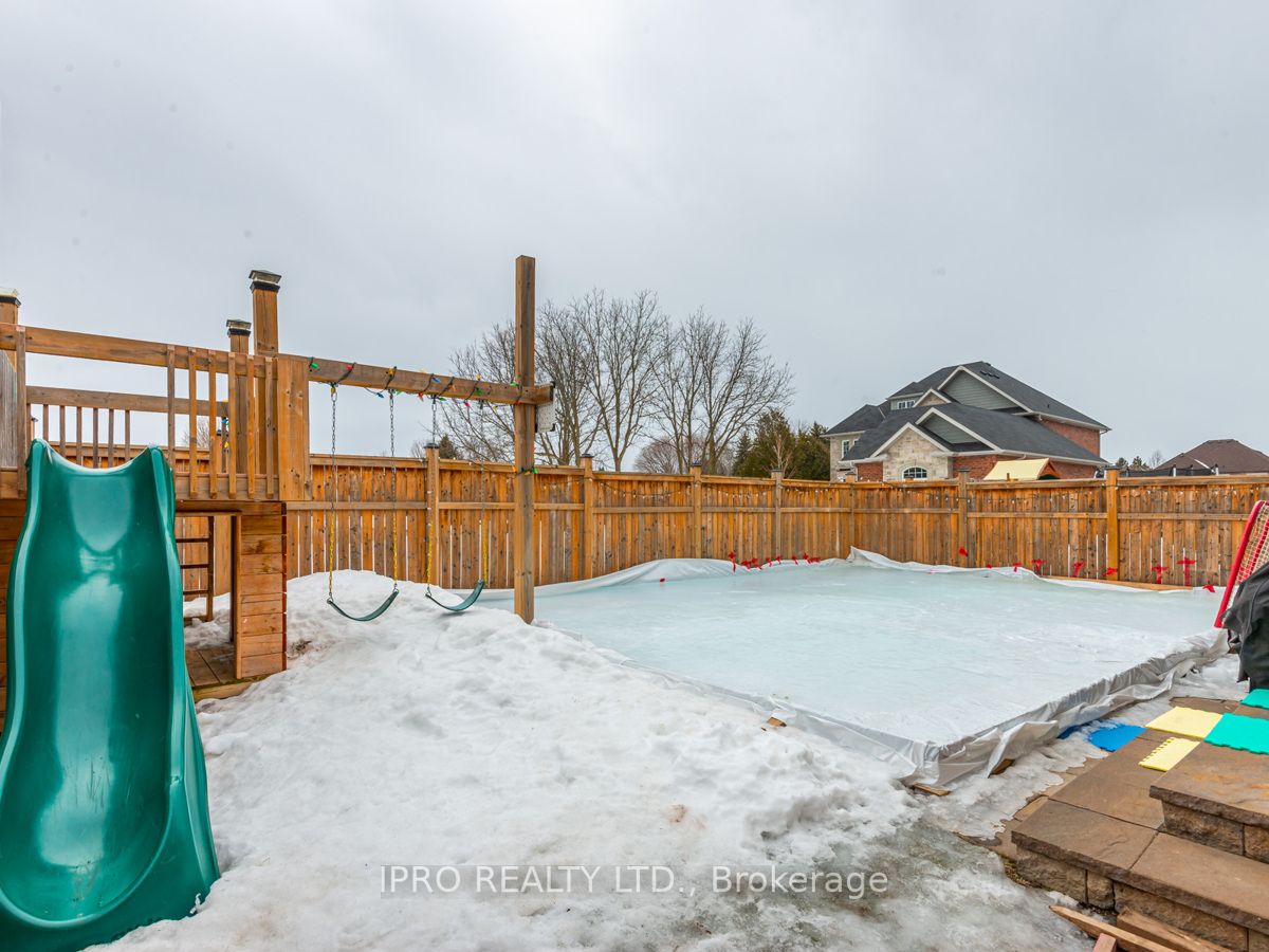 33 Donald Stewart Cres