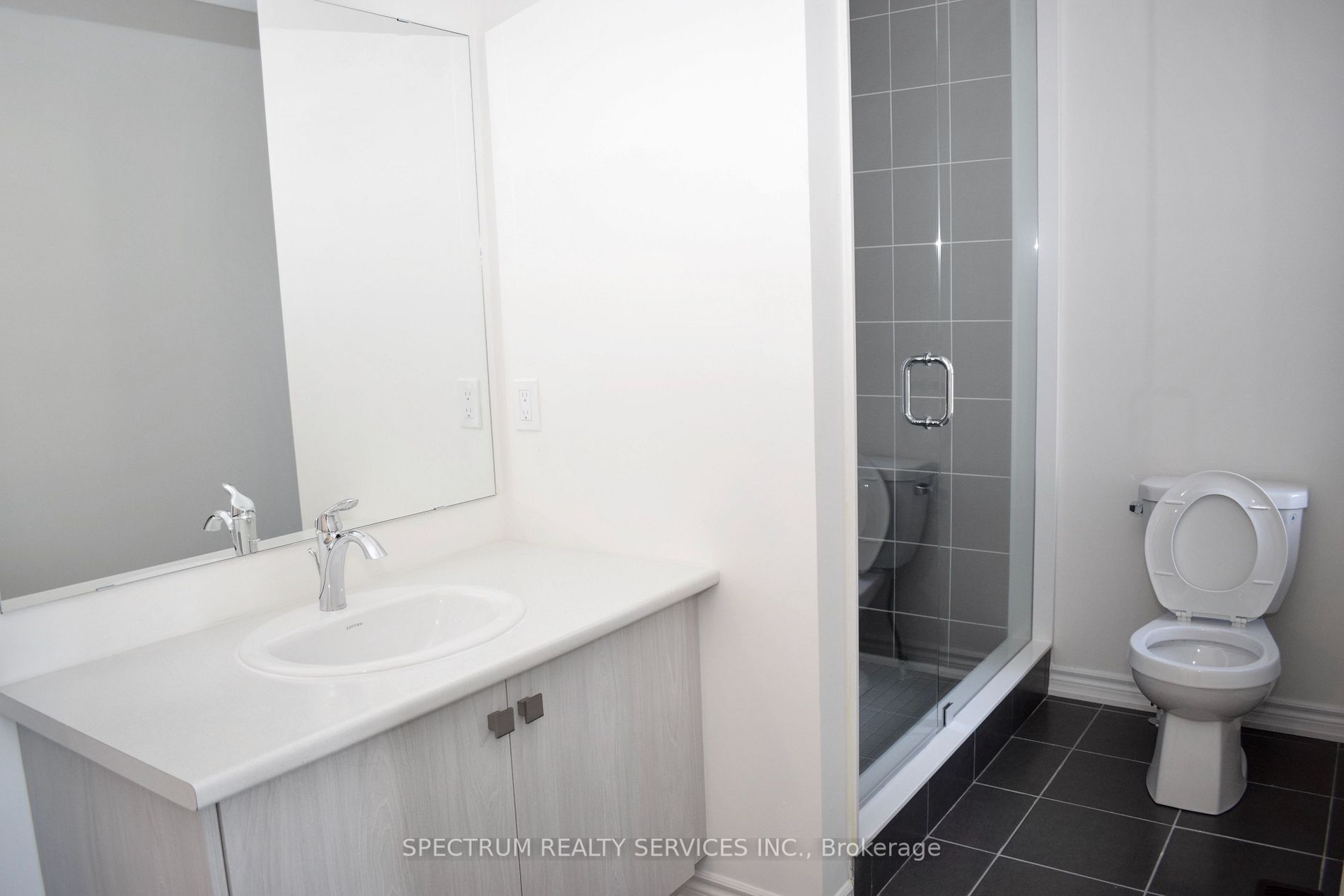 206 Ferragine Cres