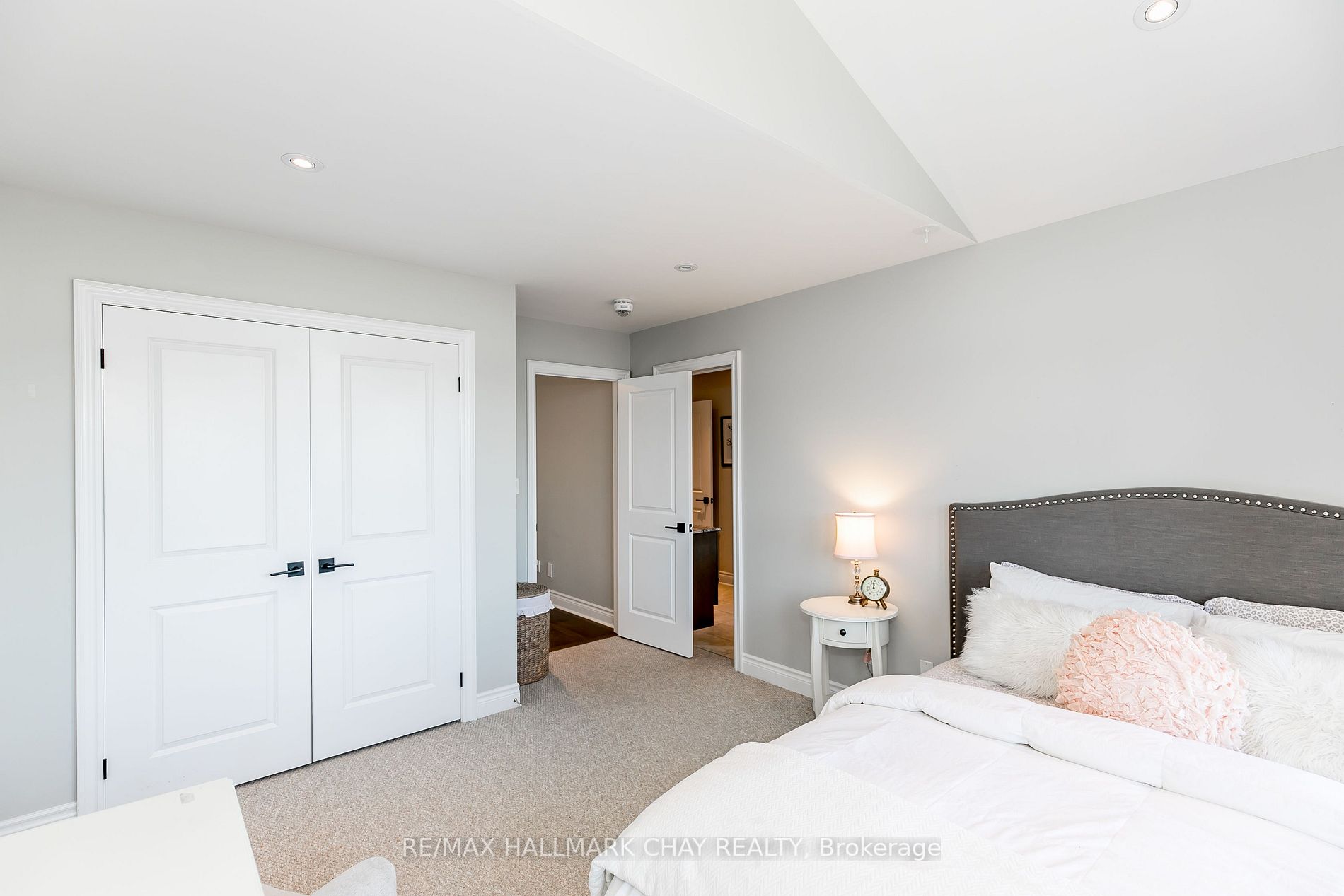 142 Inverness Way
