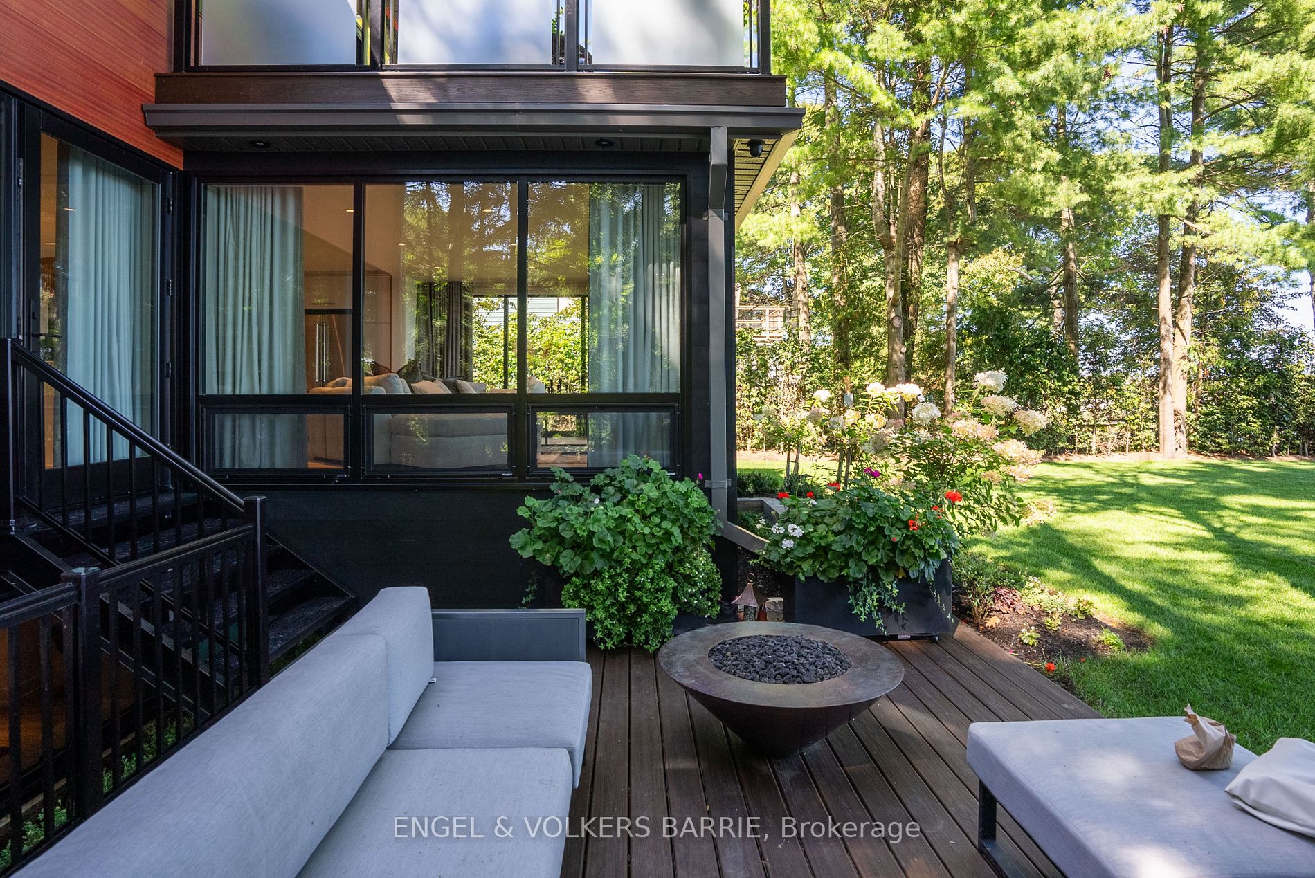 3203 Summer Pl