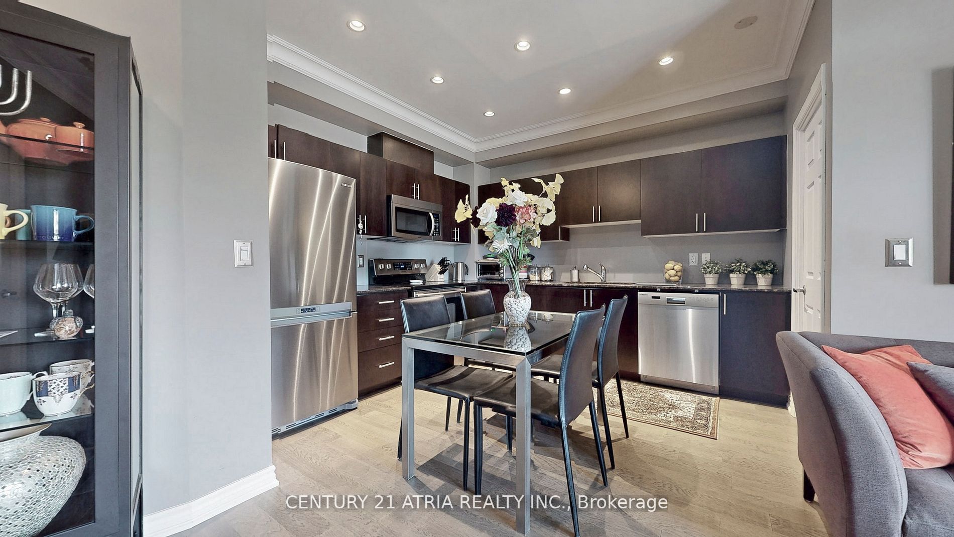 15450 Yonge St, #203
