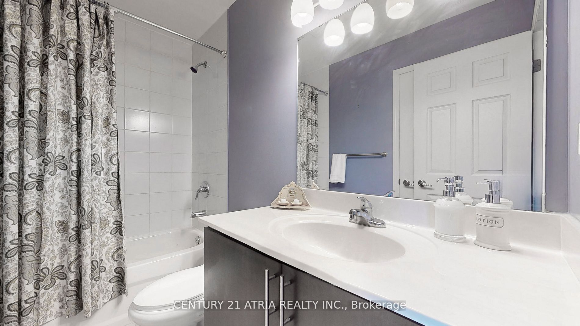 15450 Yonge St, #203