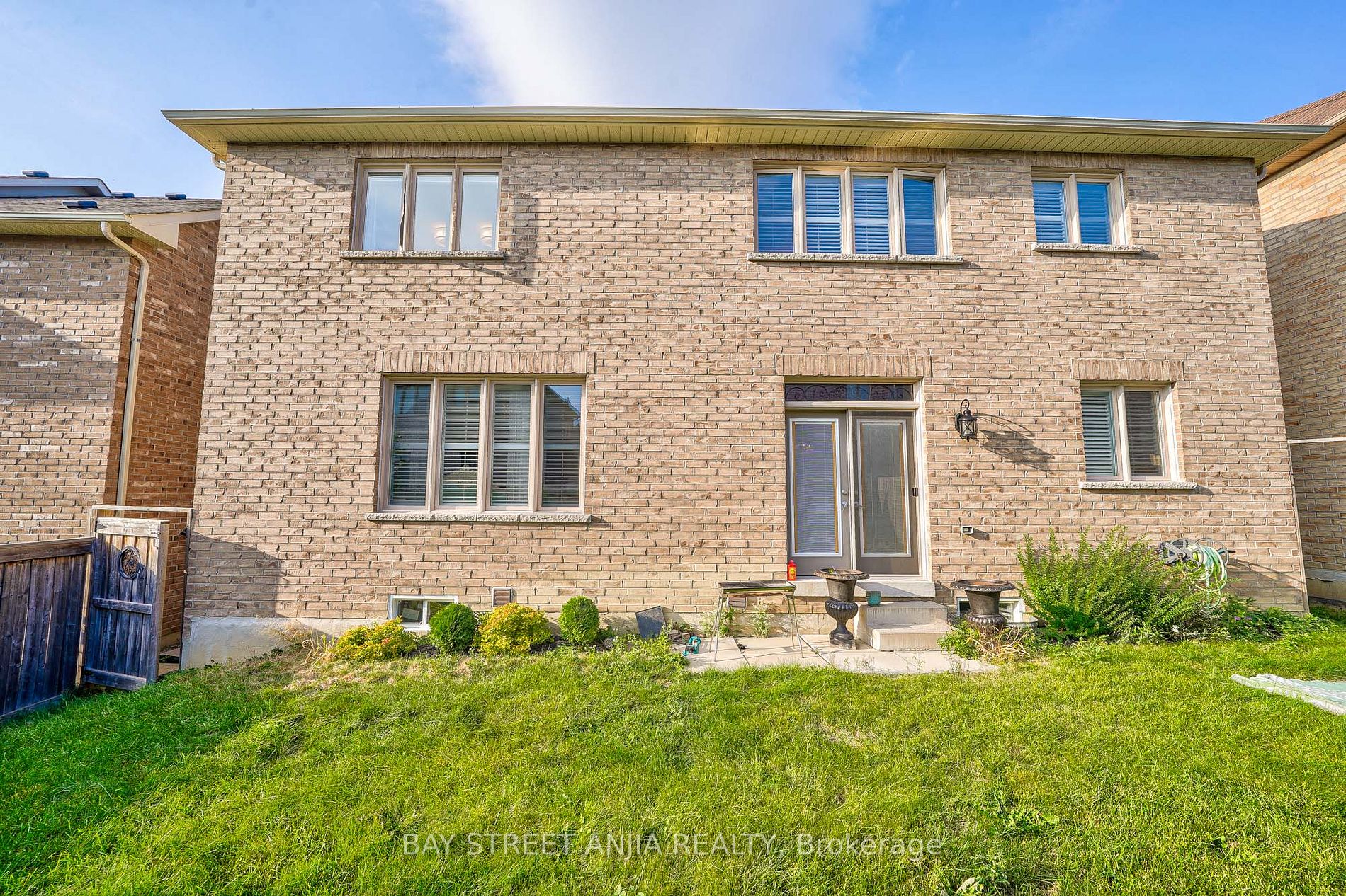 1002 Sherman Brock Circ