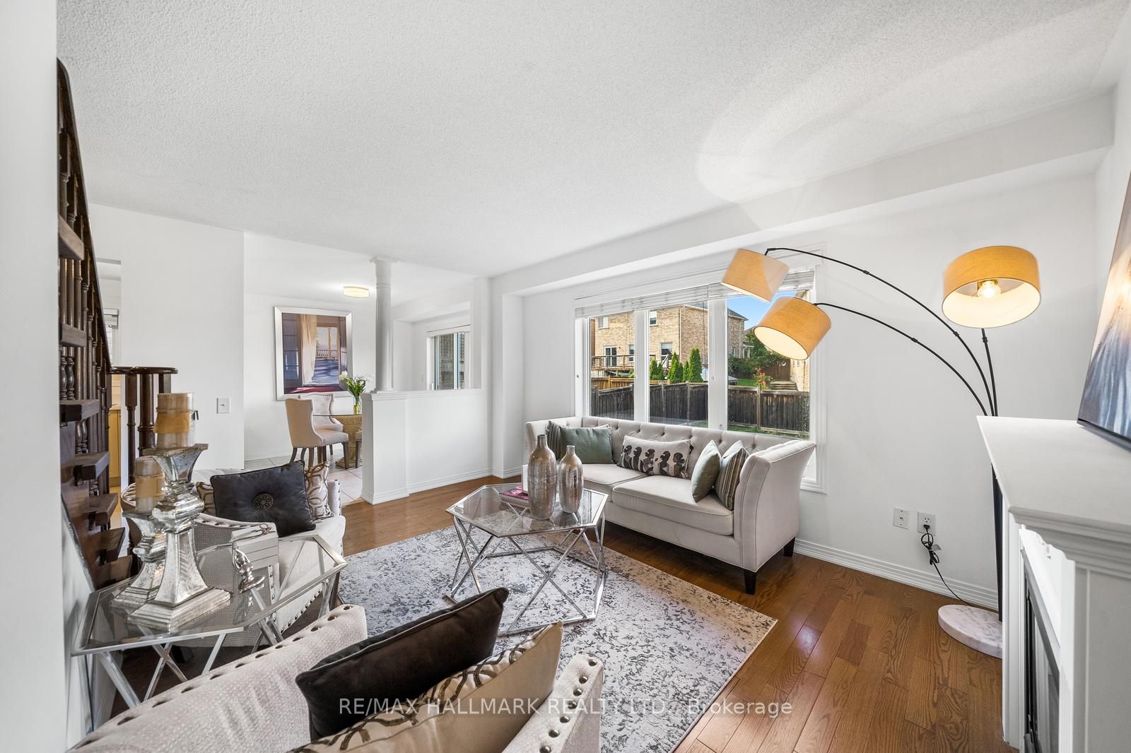 327 Dowson Loop