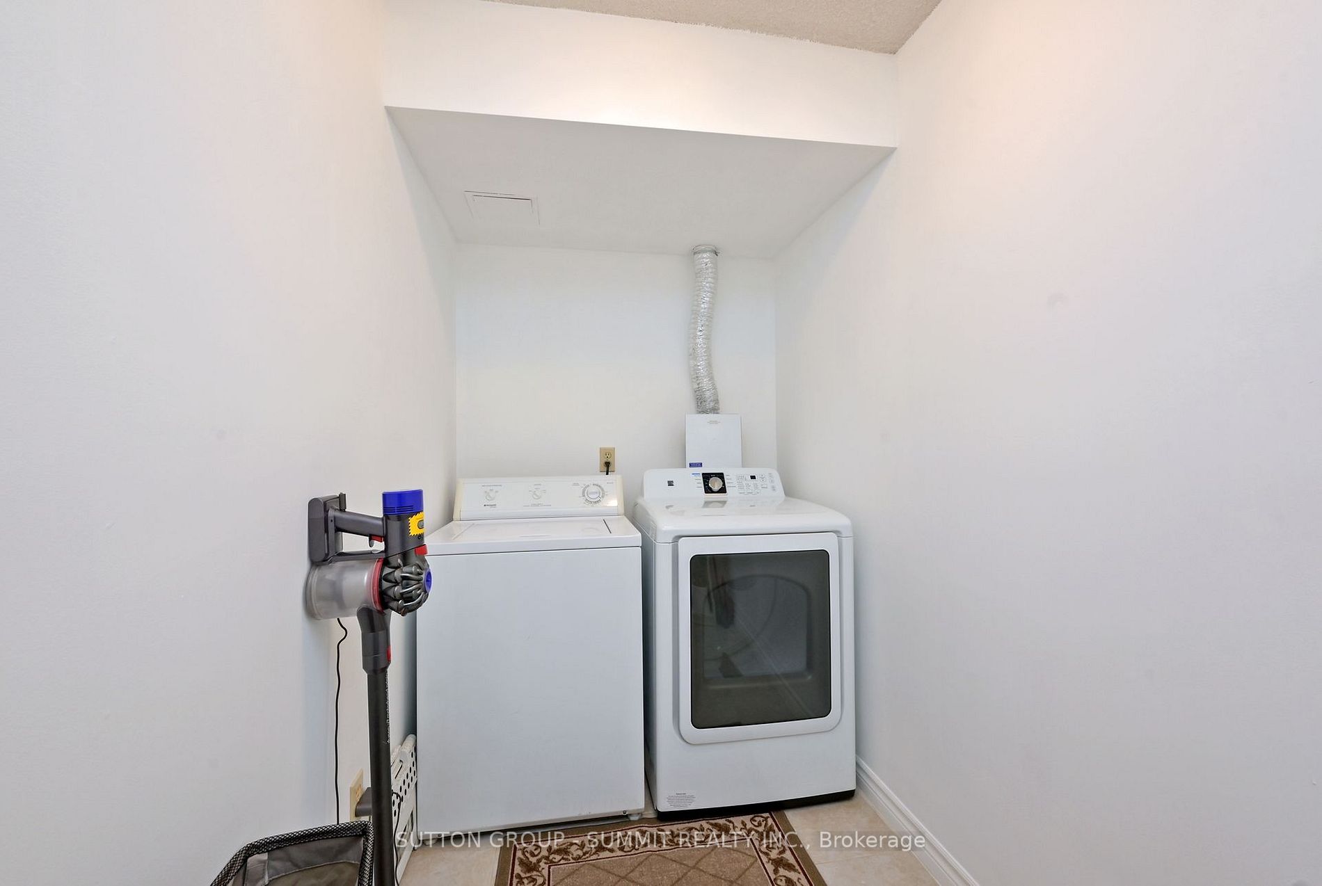 7811 Yonge St, #606