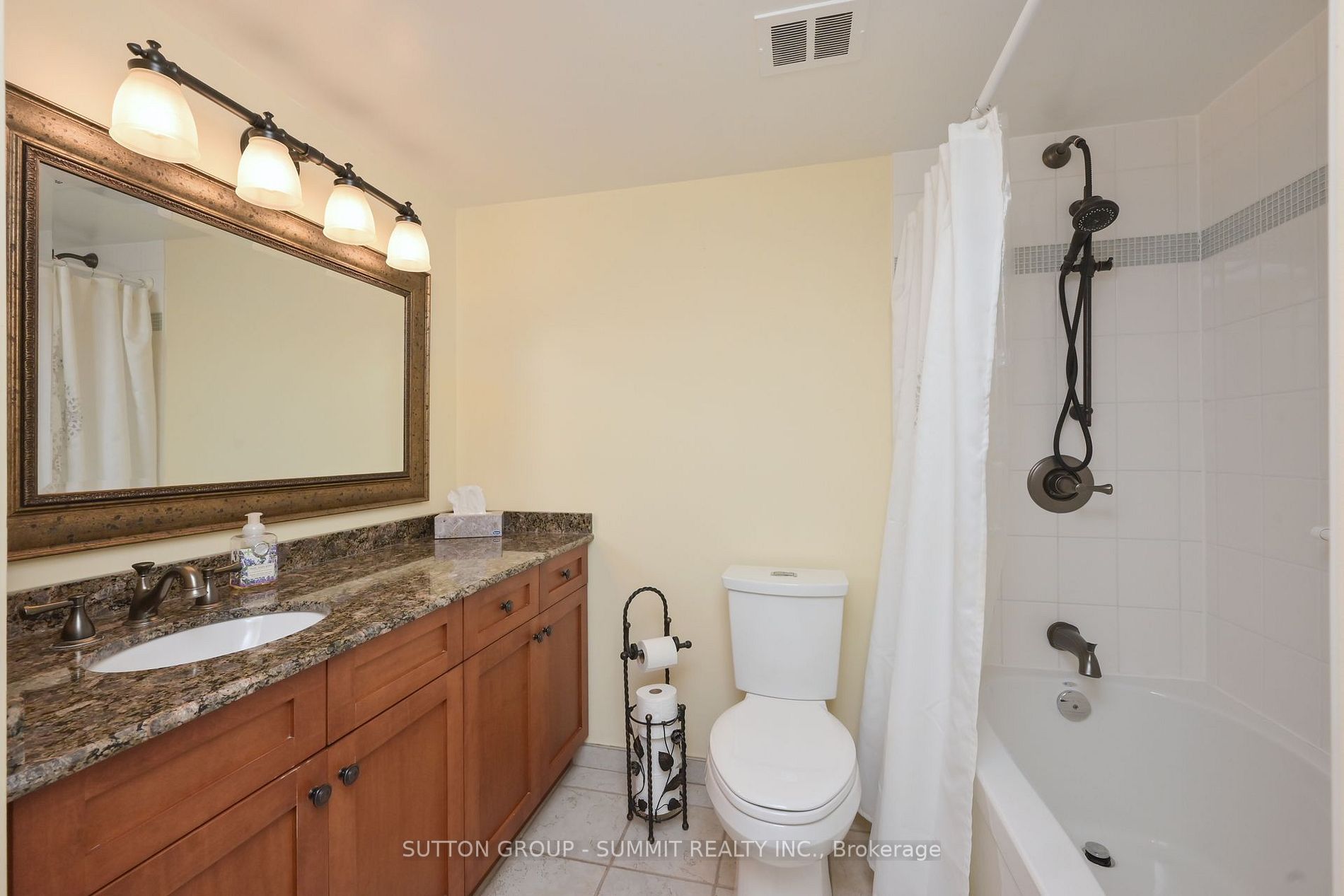 7811 Yonge St, #606