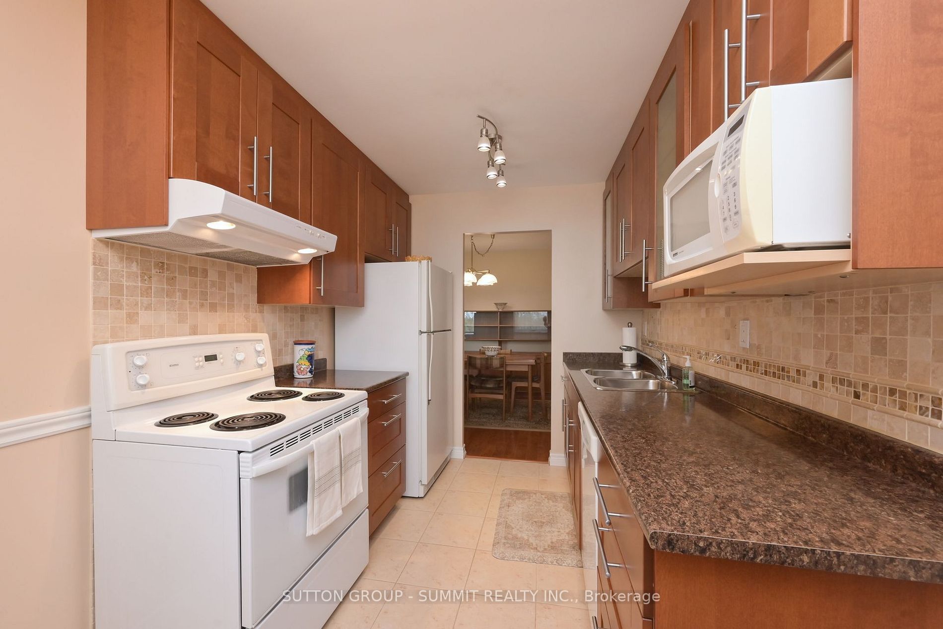 7811 Yonge St, #606