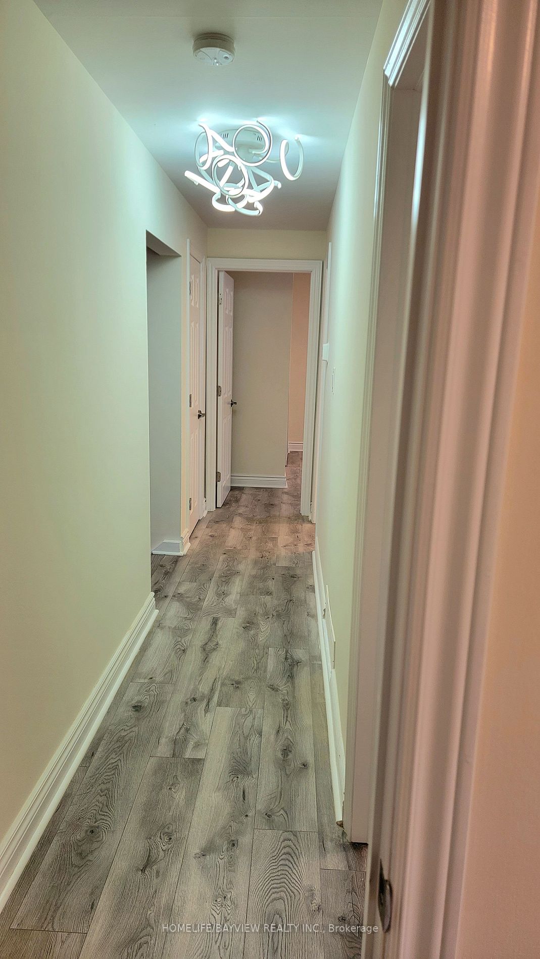 325 Paliser Cres S