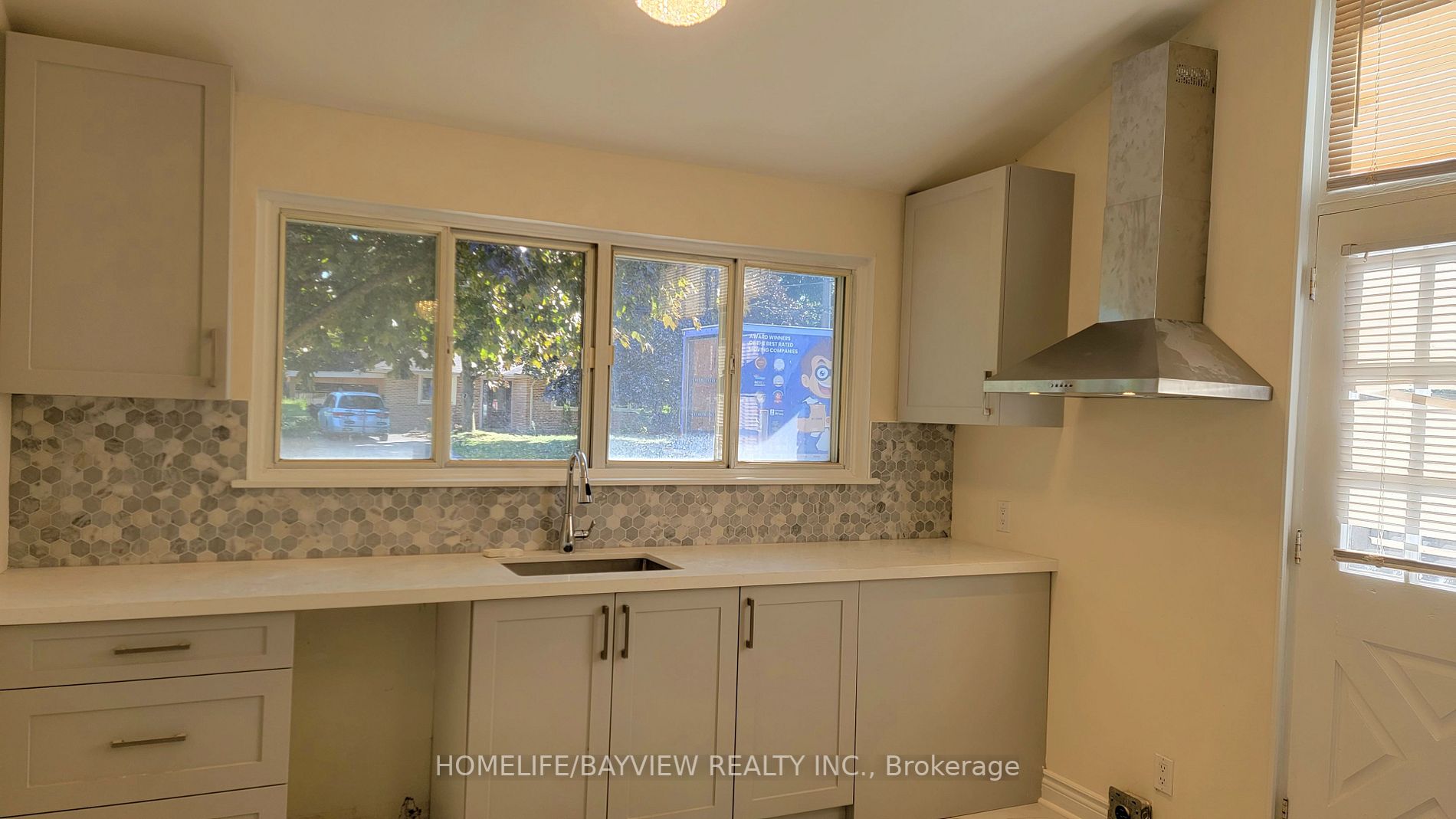 325 Paliser Cres S