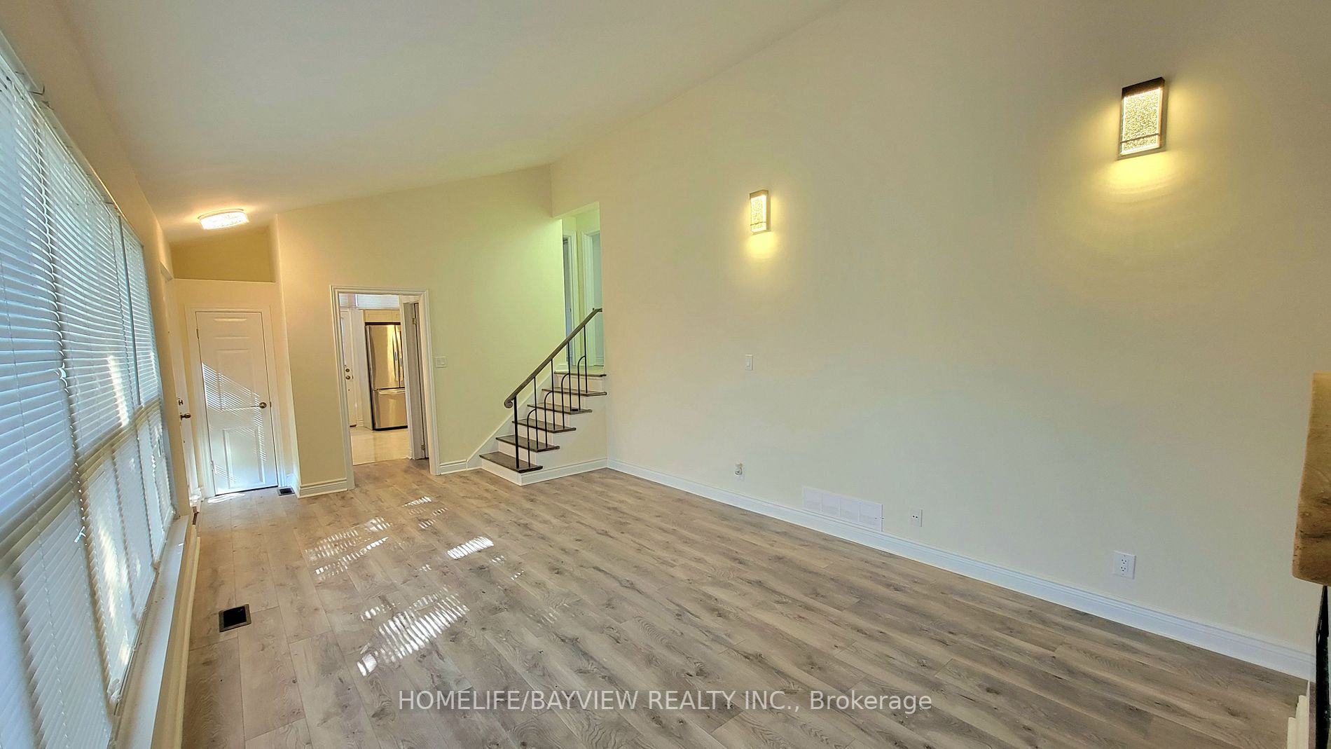 325 Paliser Cres S