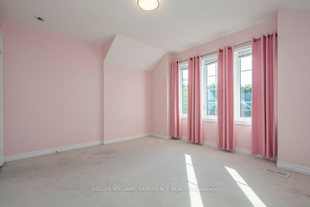10 Collier Cres