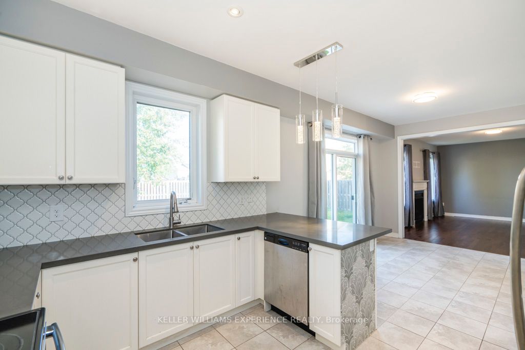 10 Collier Cres