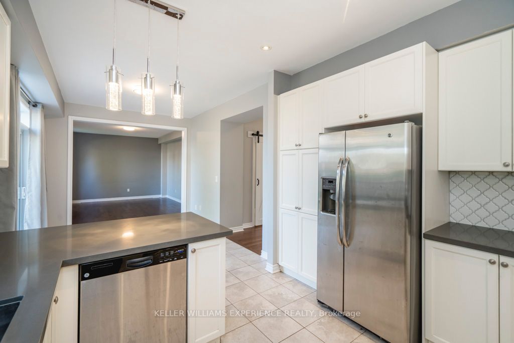 10 Collier Cres