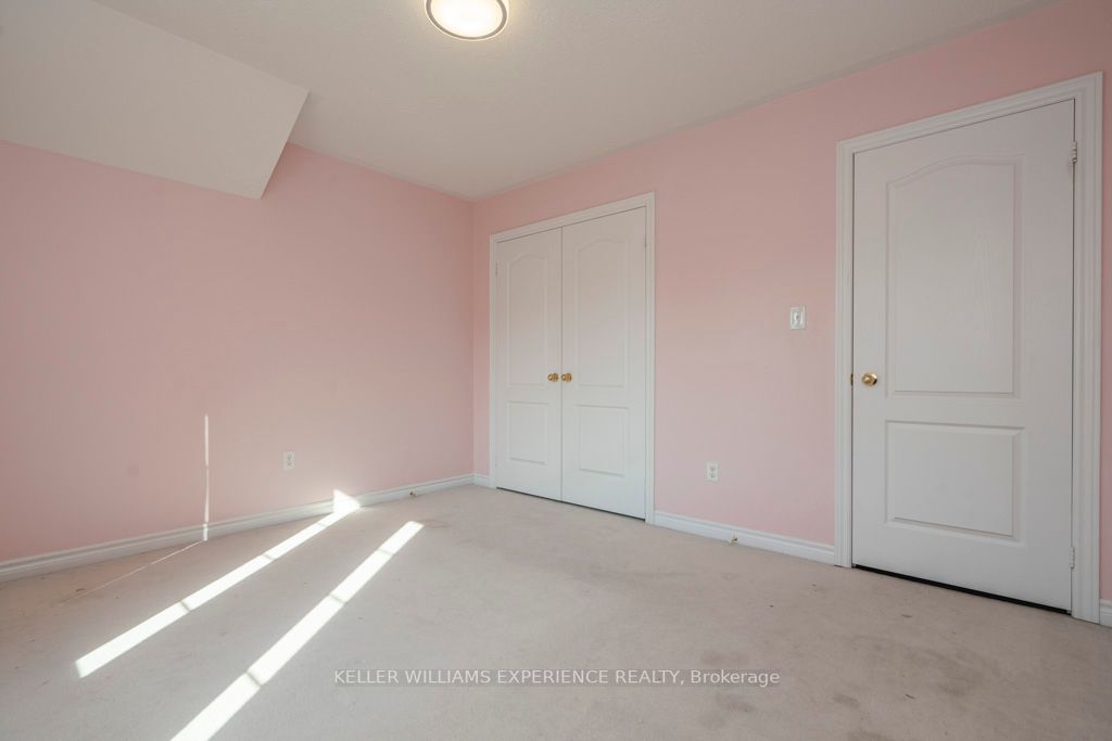 10 Collier Cres