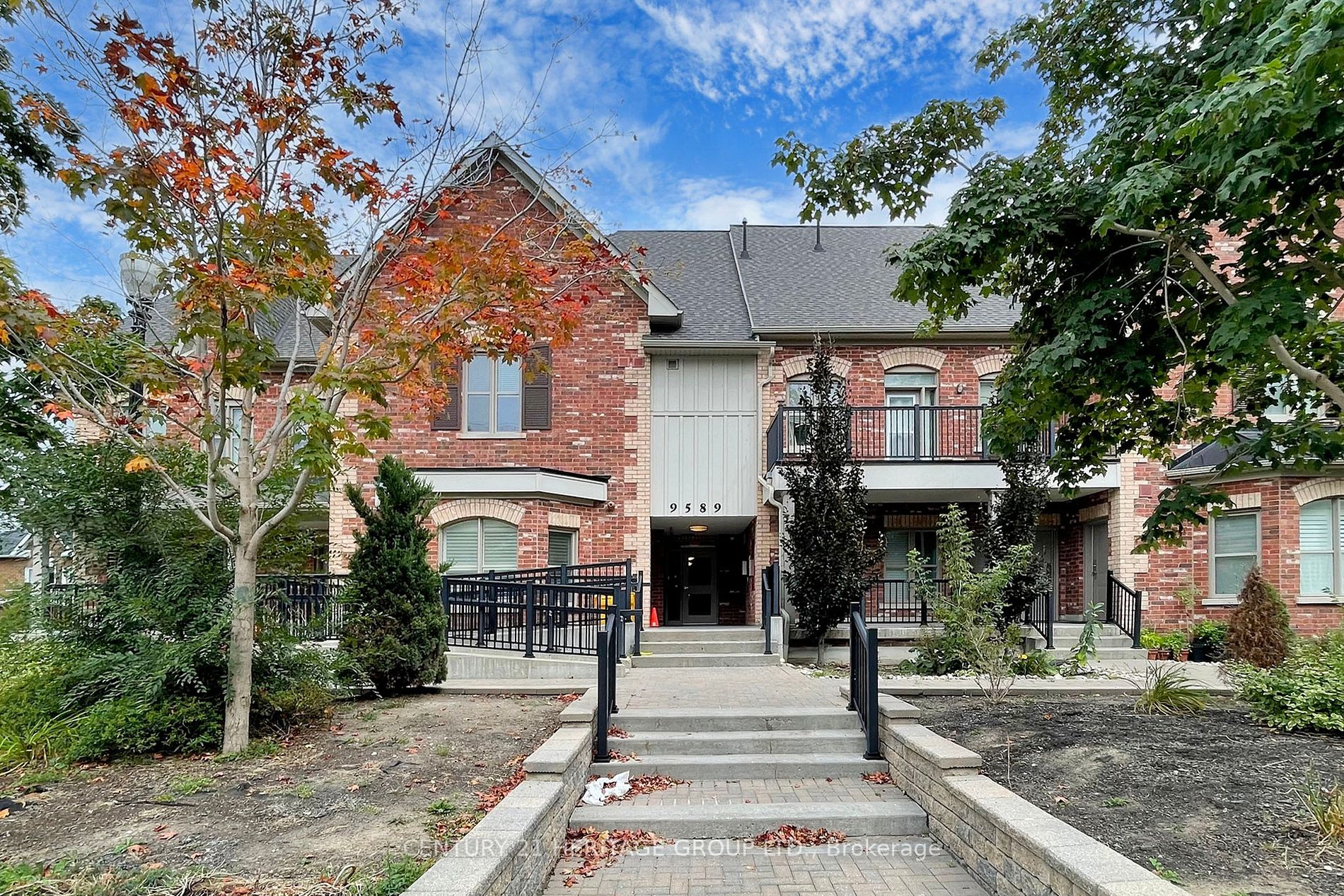 9589 Keele St, #206