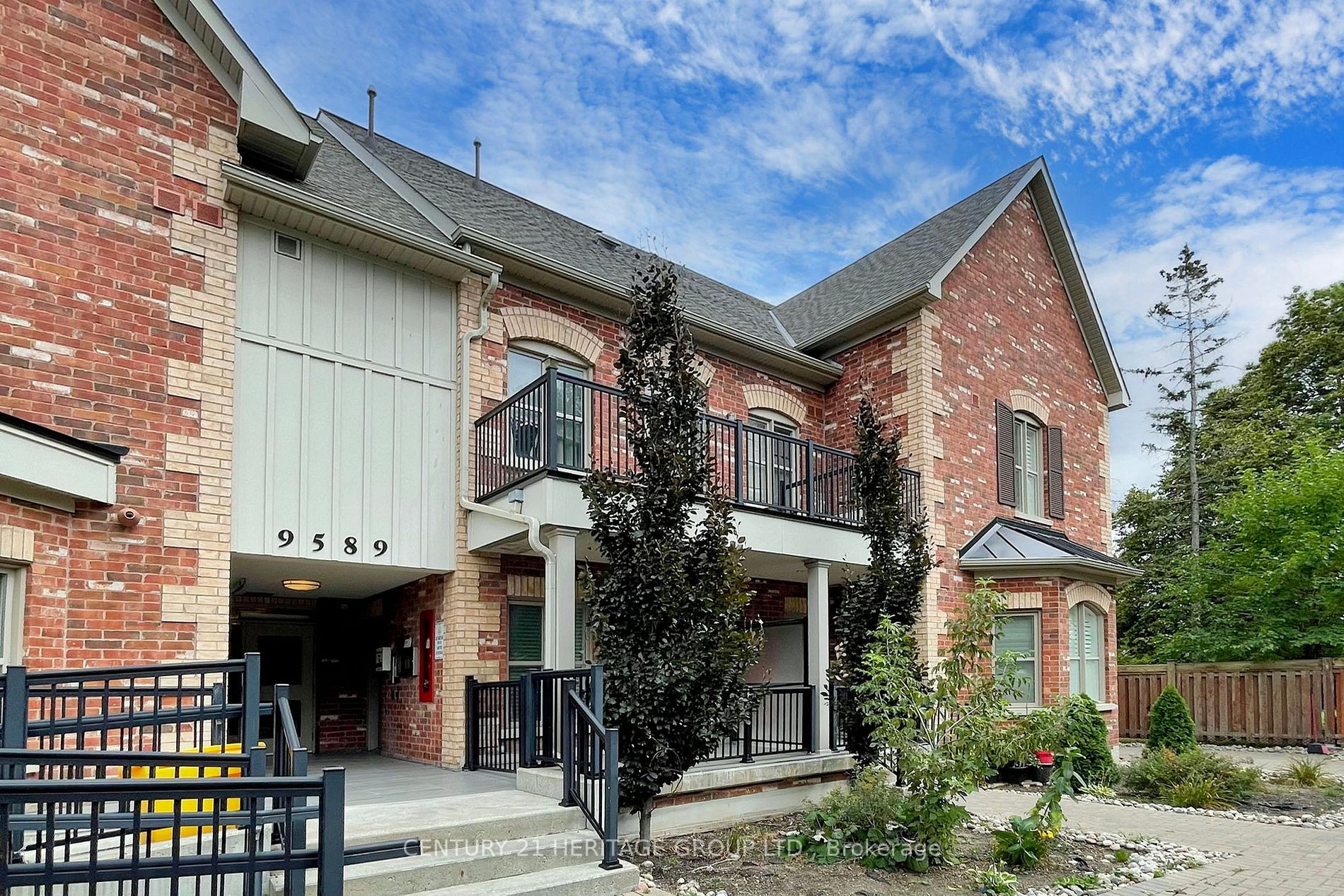 9589 Keele St, #206