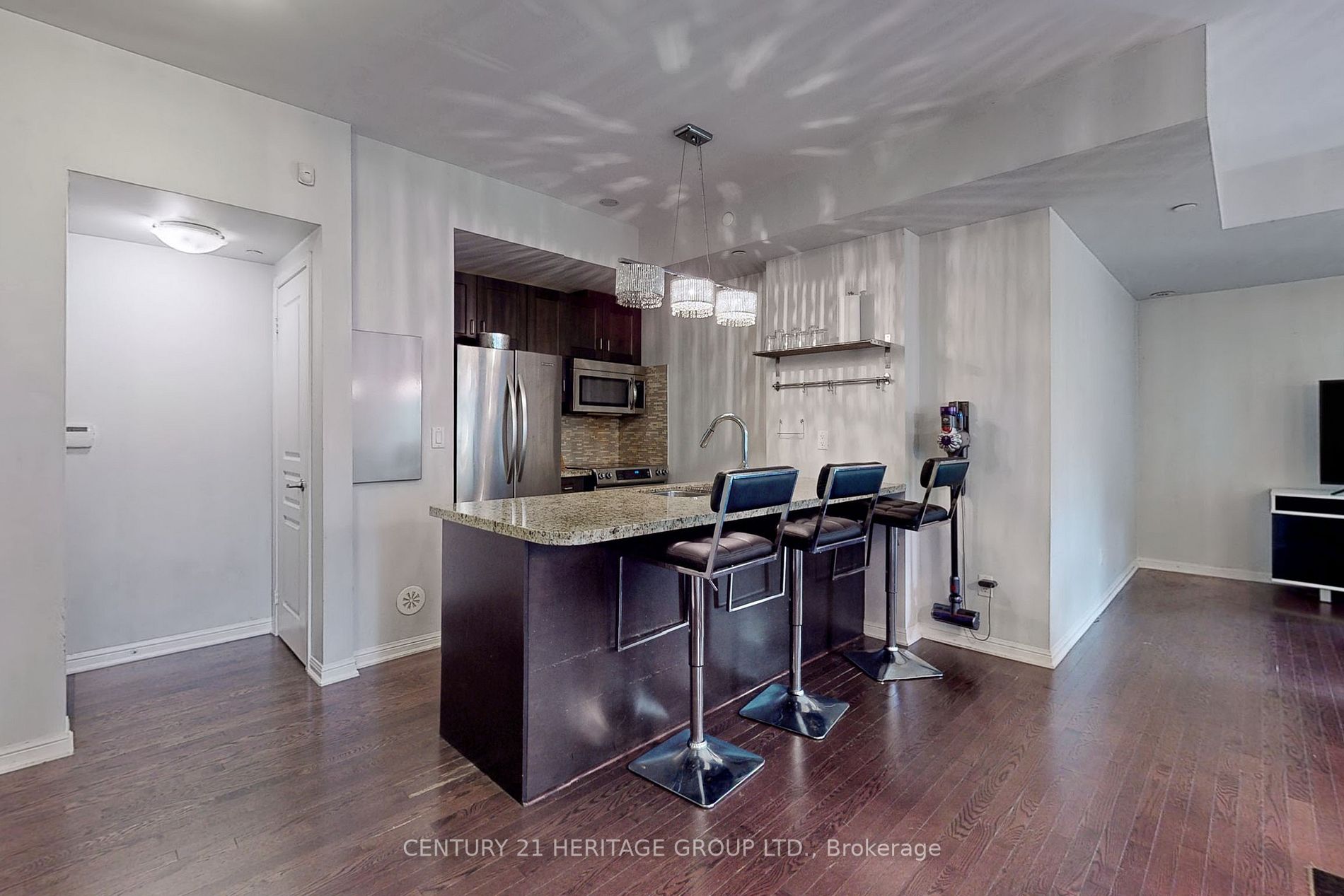 9589 Keele St, #206