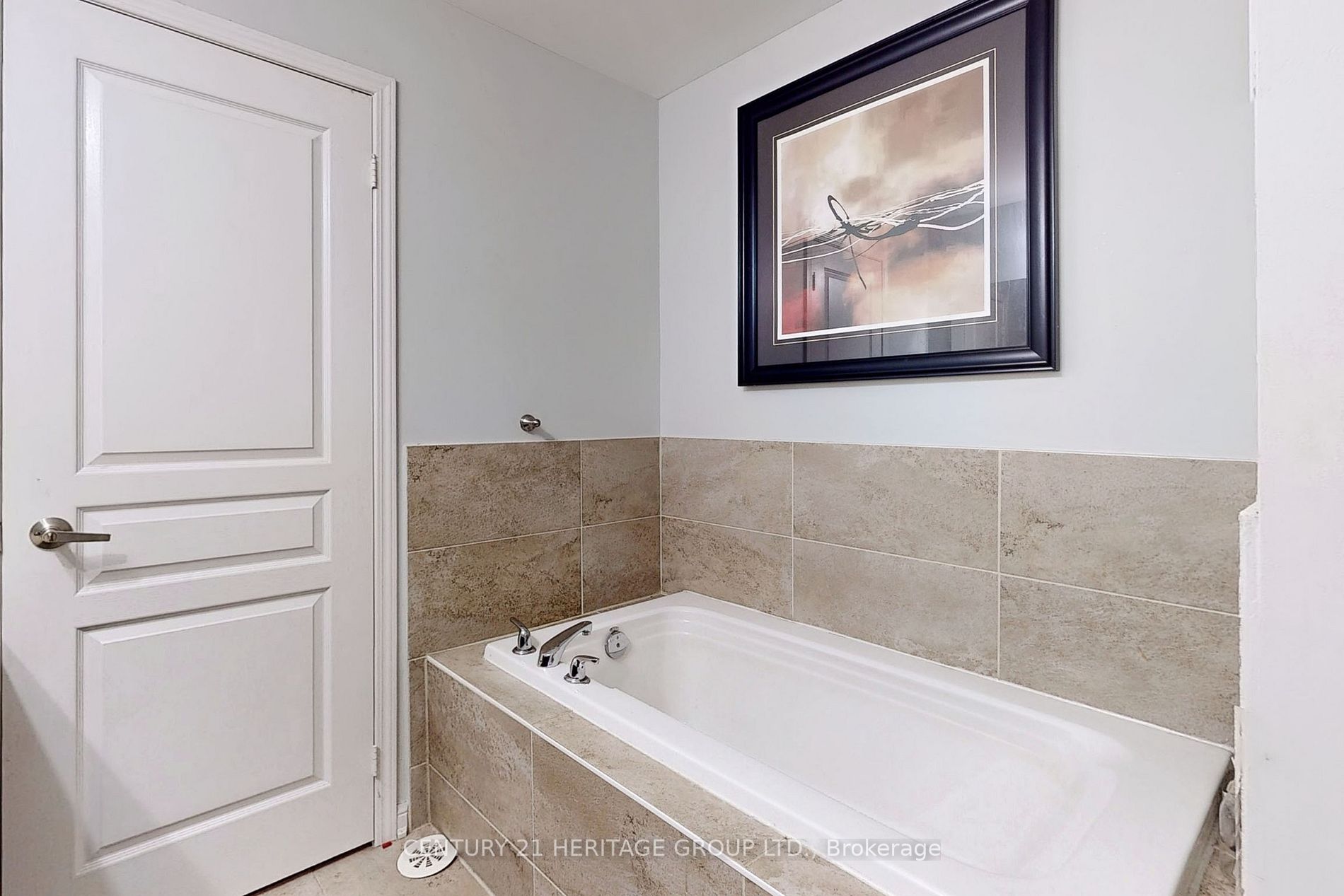 9589 Keele St, #206