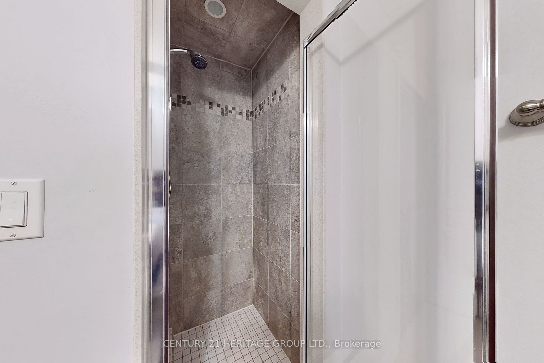 9589 Keele St, #206