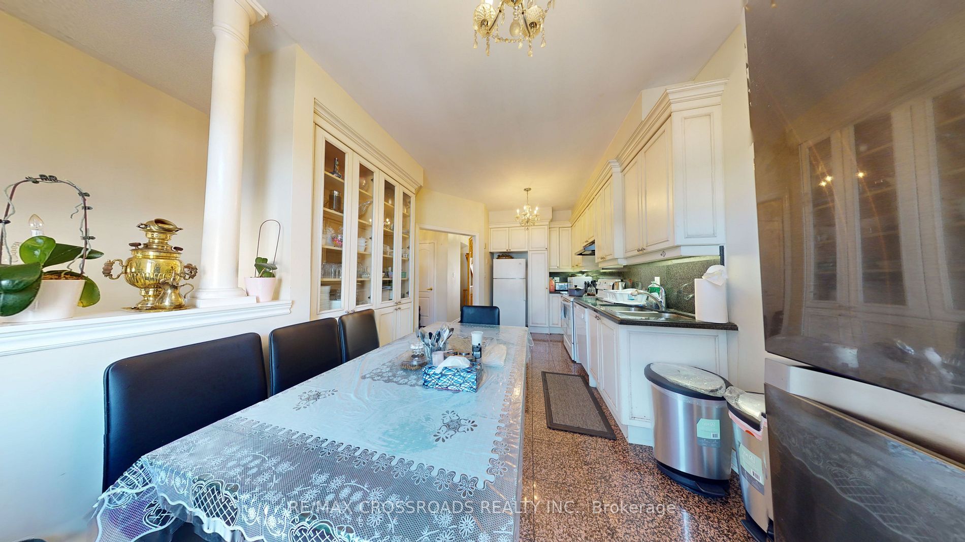 6 Leonard Street E, #12