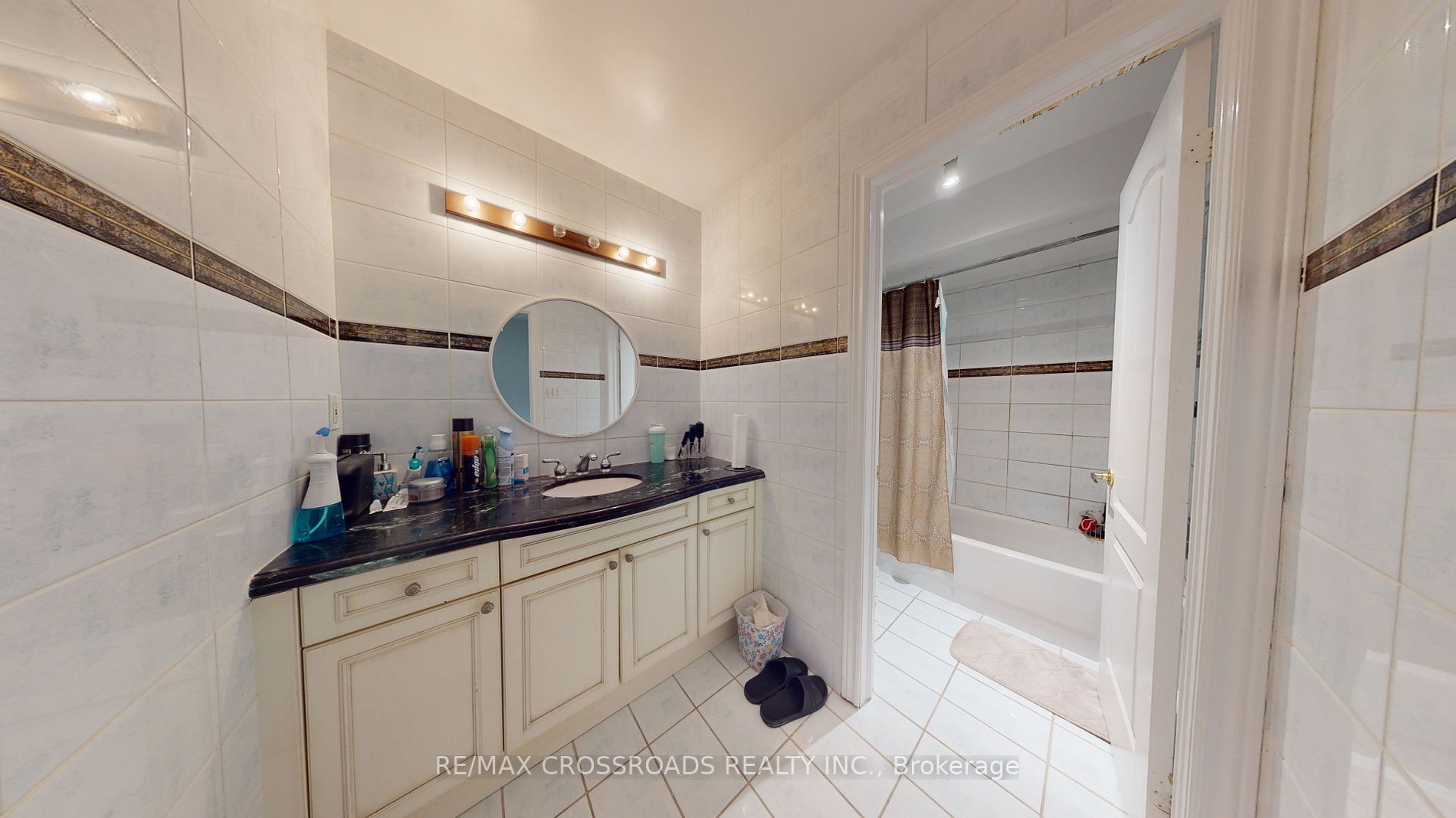 6 Leonard Street E, #12