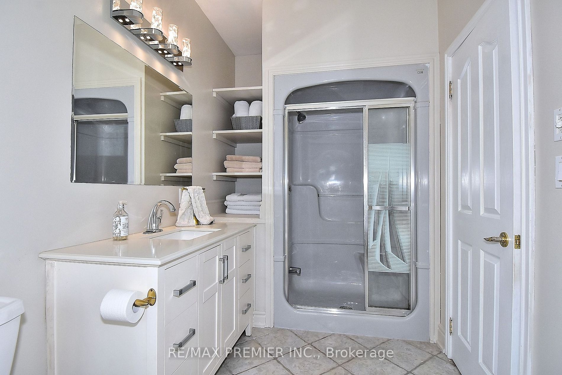 9661 Bathurst St