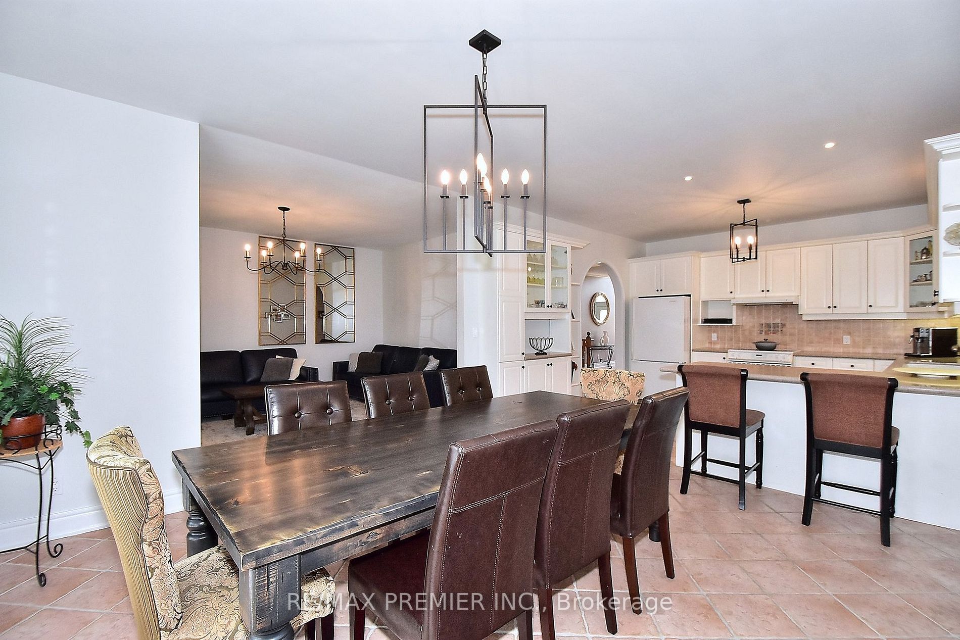 9661 Bathurst St
