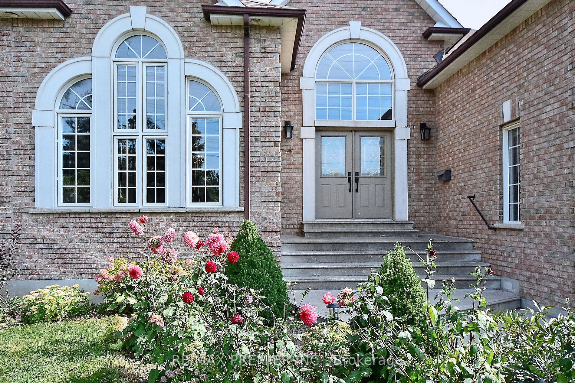 9661 Bathurst St