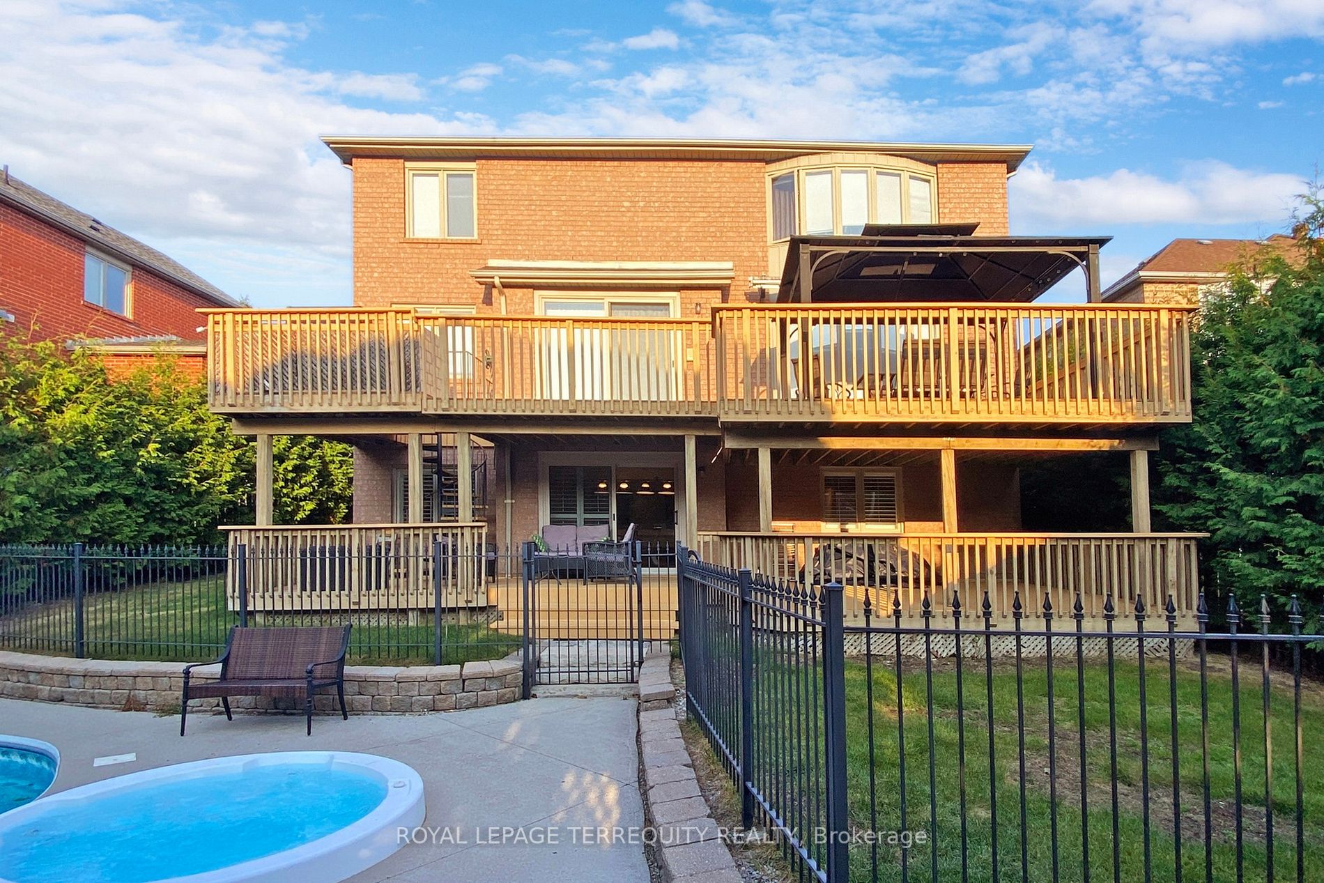 947 Northern Prospect Cres