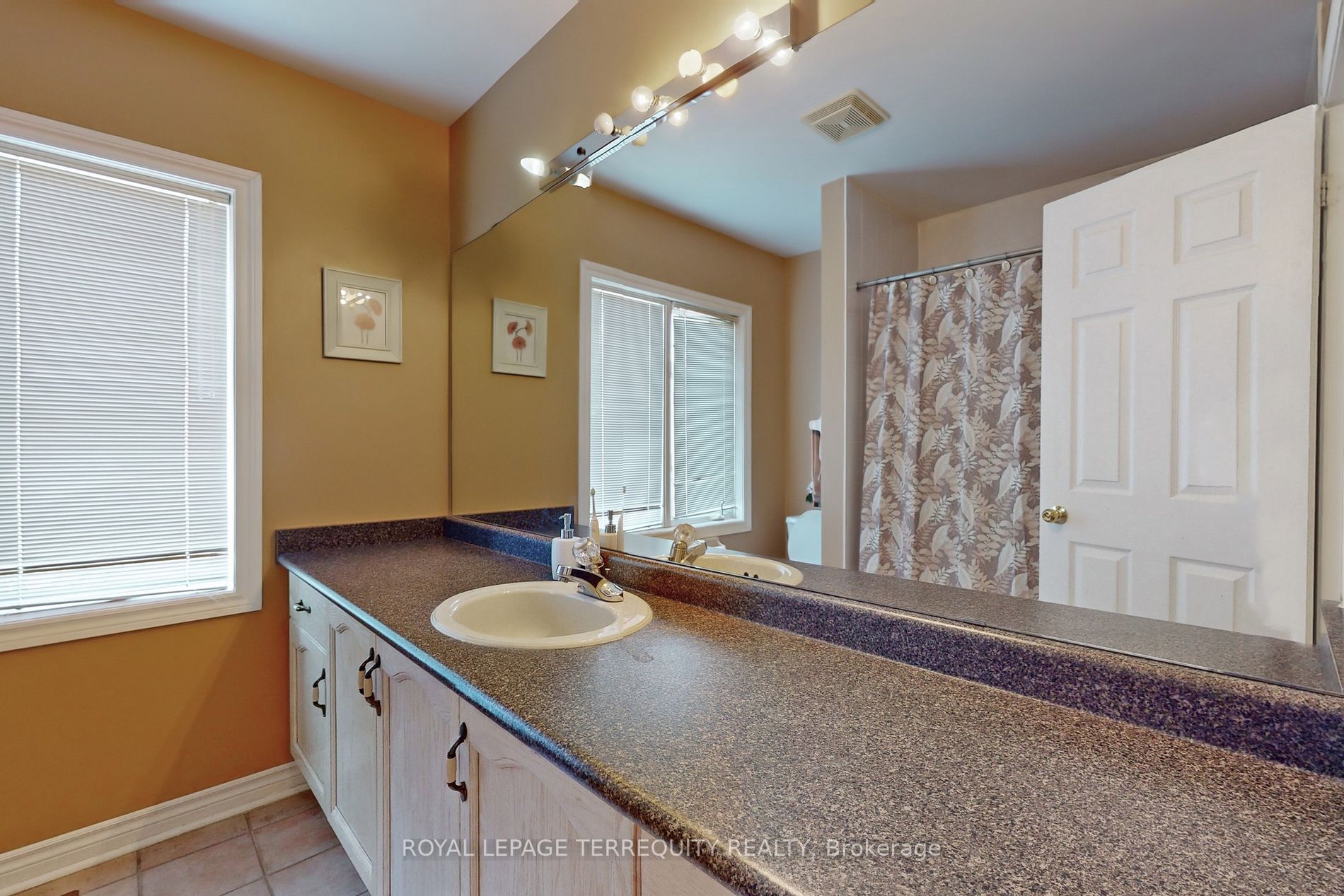 947 Northern Prospect Cres