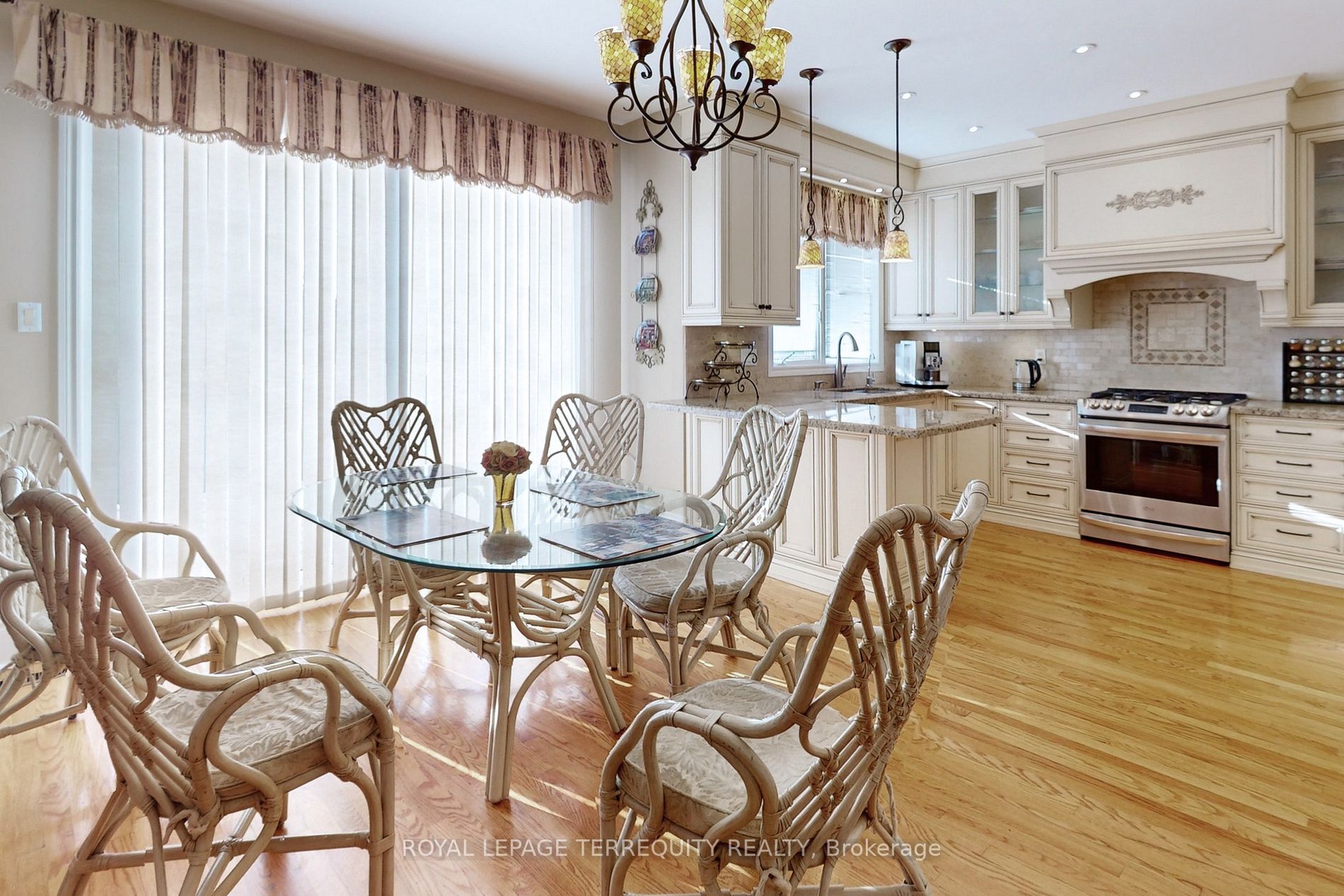 947 Northern Prospect Cres