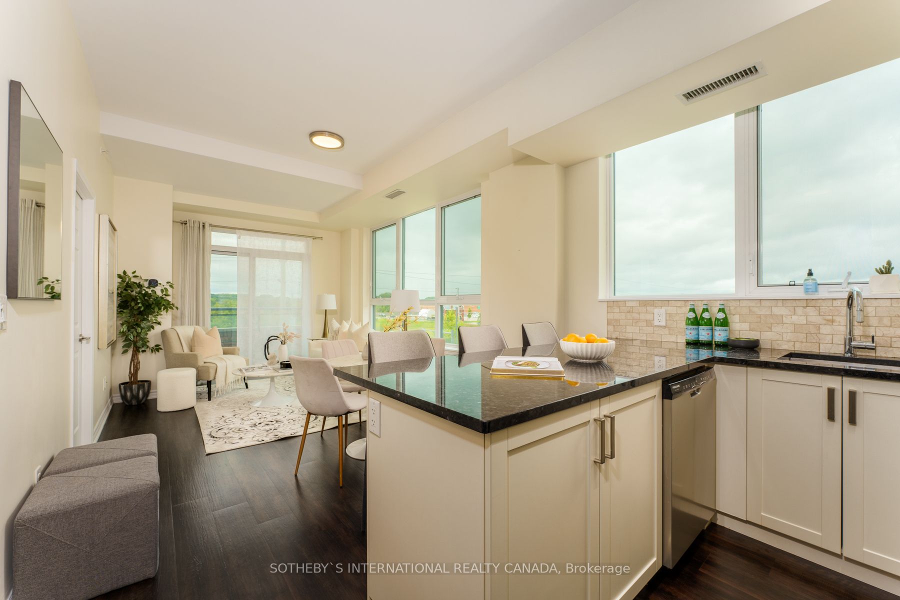11611 Yonge St, #521