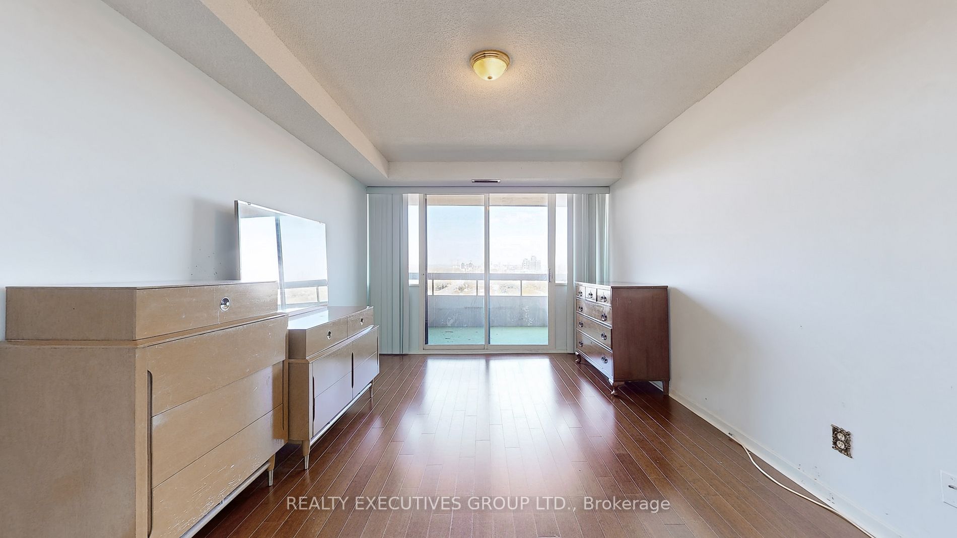 8111 Yonge St, #1805