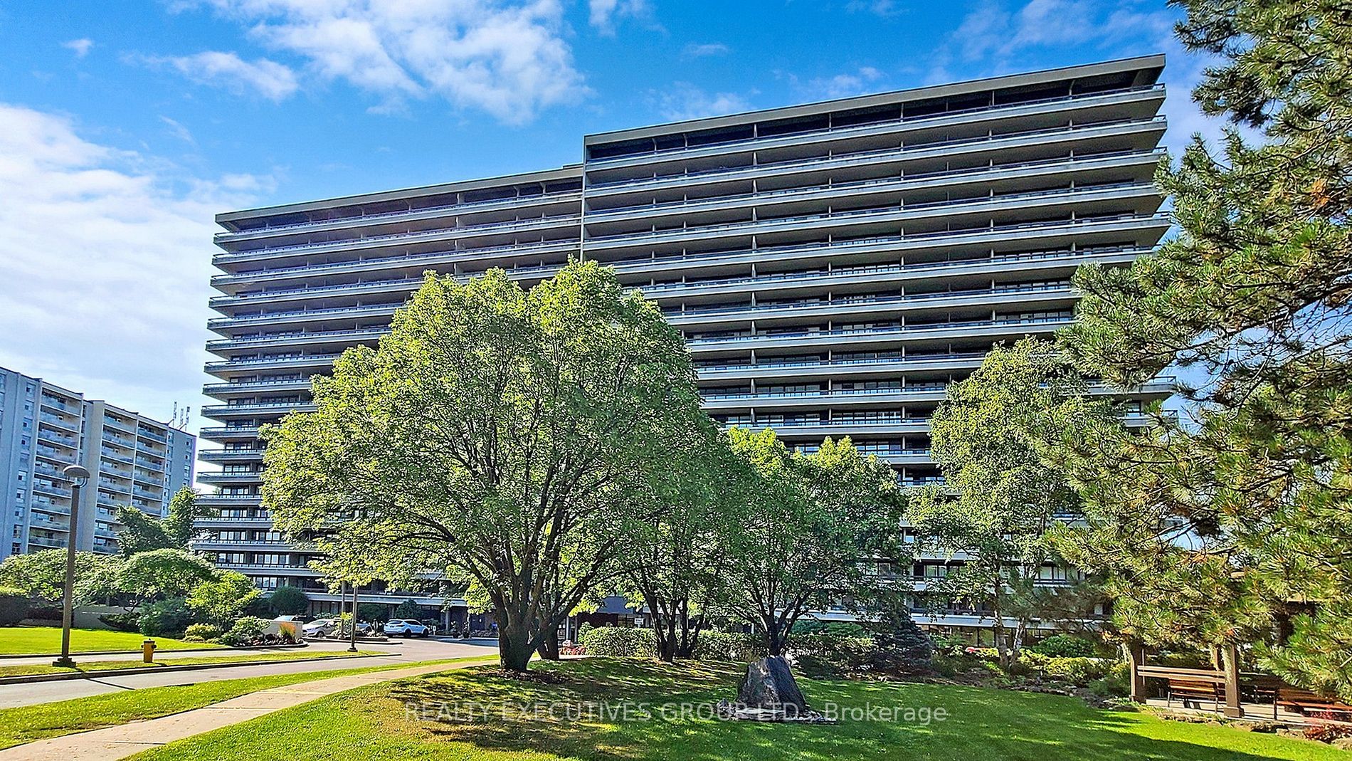 8111 Yonge St, #1805