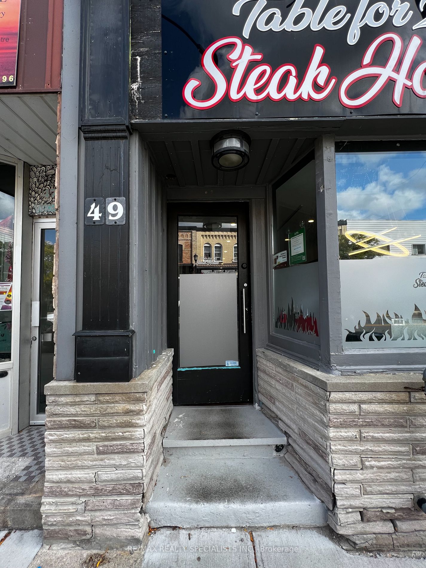 49 Victoria St W