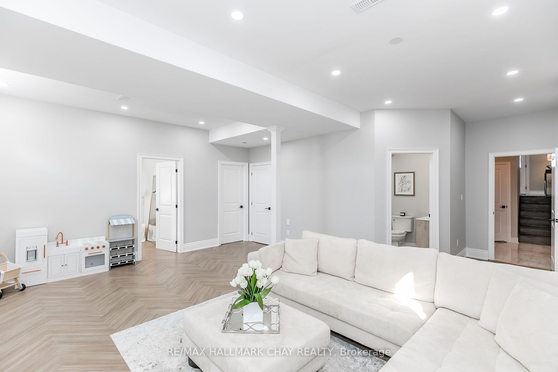 142 Inverness Way