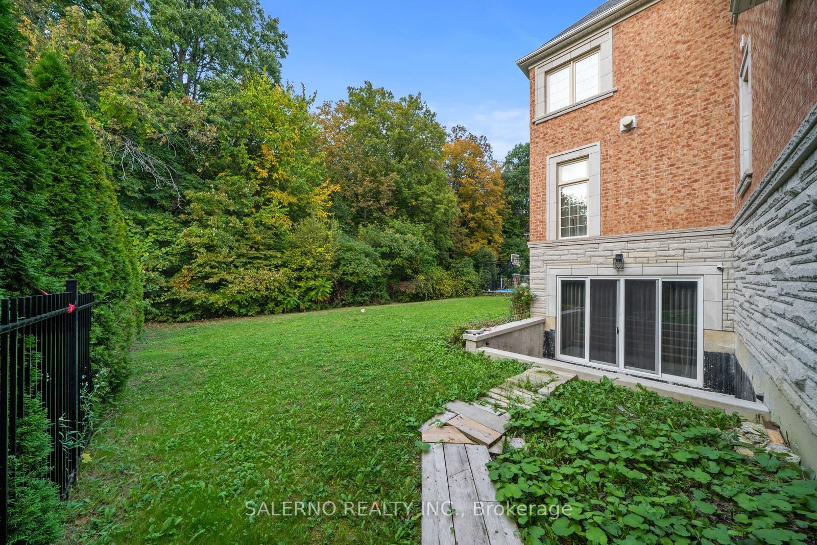 211 Grand Vellore Cres