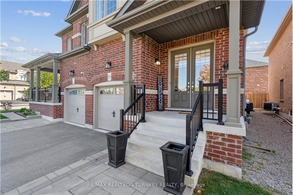718 Yarfield Cres, Newmarket