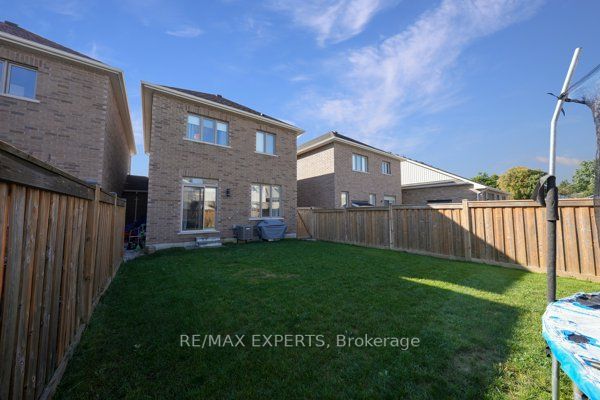8 Walls Cres