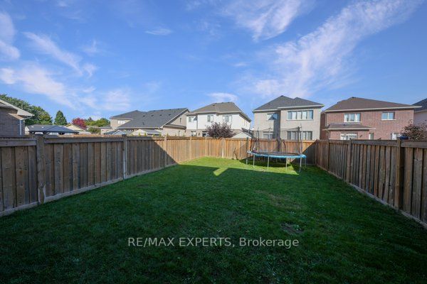 8 Walls Cres