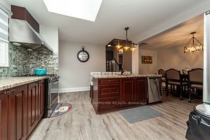 288 Centre St N