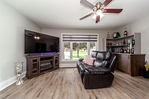 288 Centre St N