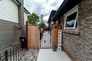 288 Centre St N