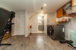 288 Centre St N