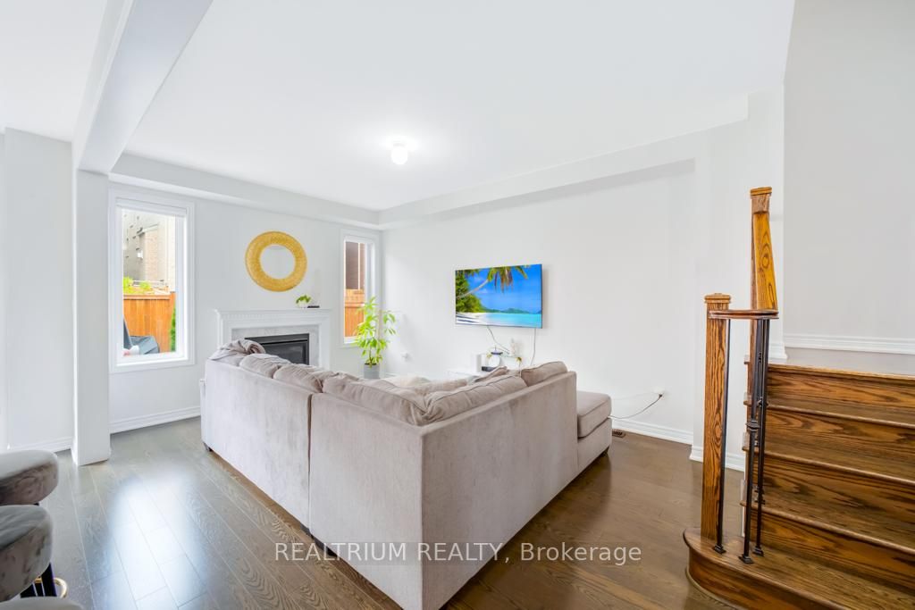 64 Falconridge Terr