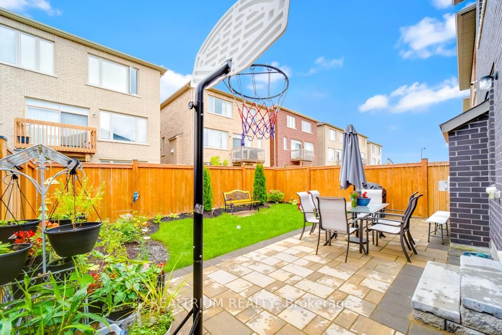64 Falconridge Terr