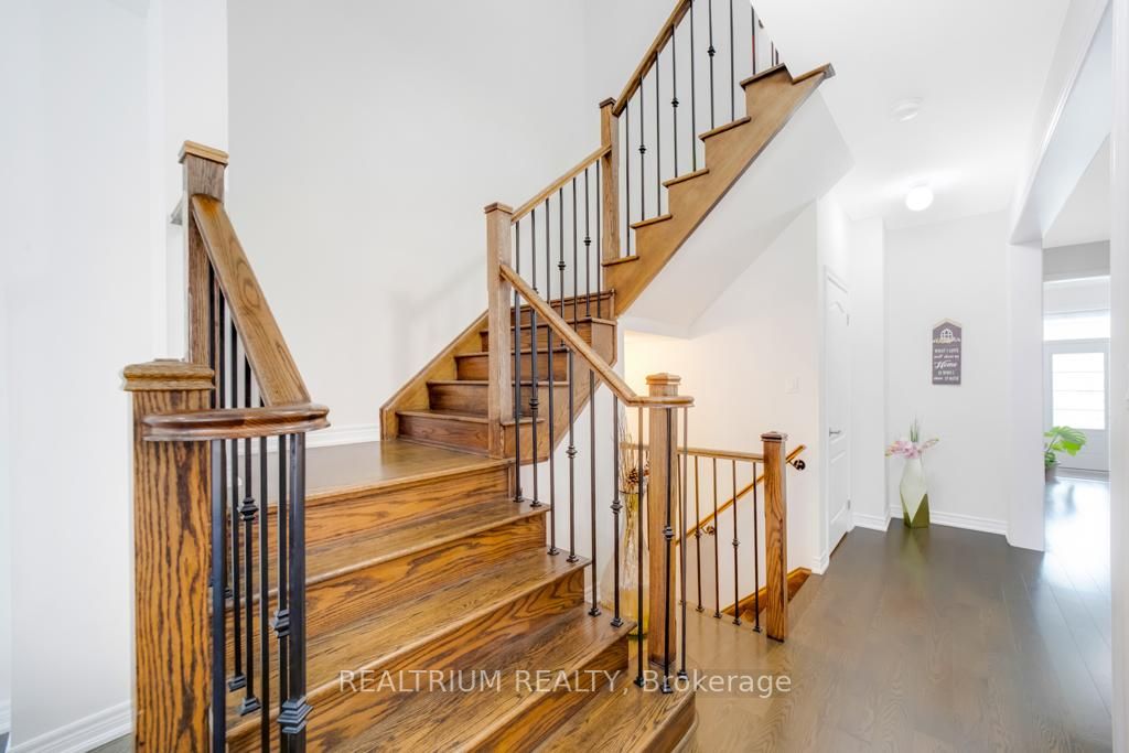 64 Falconridge Terr