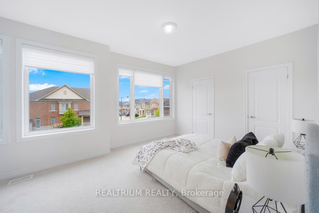 64 Falconridge Terr